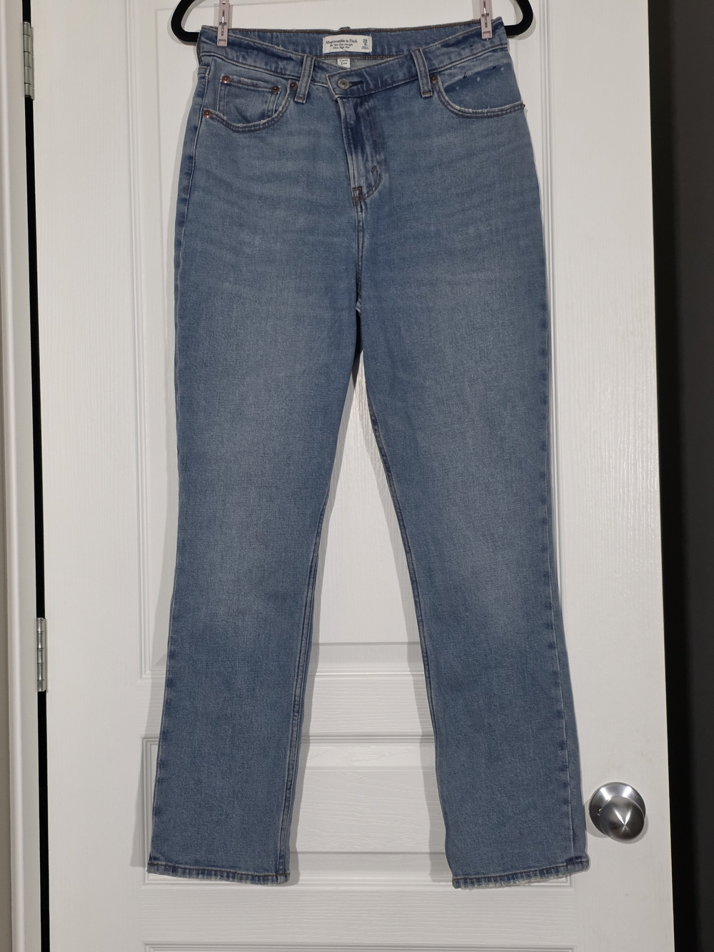 A&F Curve Love Ultra High Rise 90s Slim Straight Jean Size - Medium Size 29S